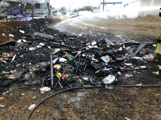 Kuril lesene odpadke na prostem