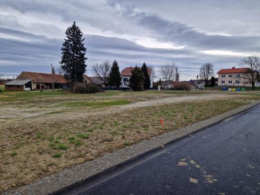 Občina proda več stavbnih zemljišč