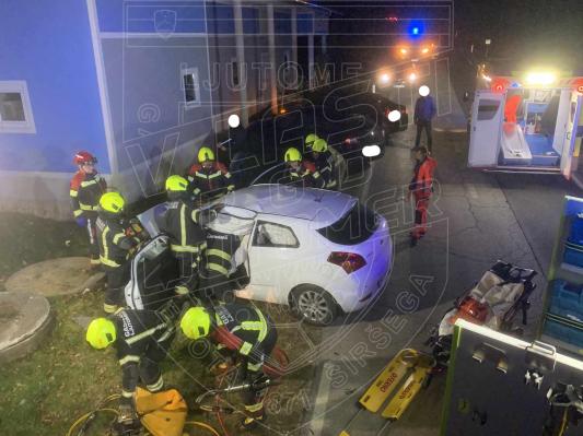 Voznica trčila v hišo in se huje poškodovala