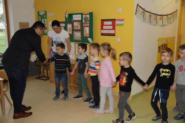 FOTO: S pesmarico Glasbene čebelice razveselili mlade glasbene navdušence