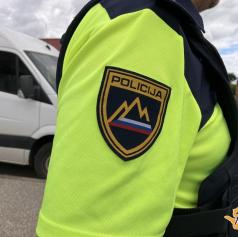 Policisti obravnavali prometno nesrečo in kršitve javnega reda in miru