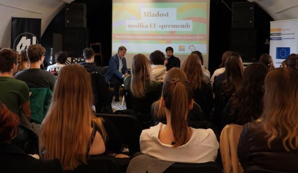 FOTO: Lojze Peterle z dijaki v MIKK-u o Evropski uniji