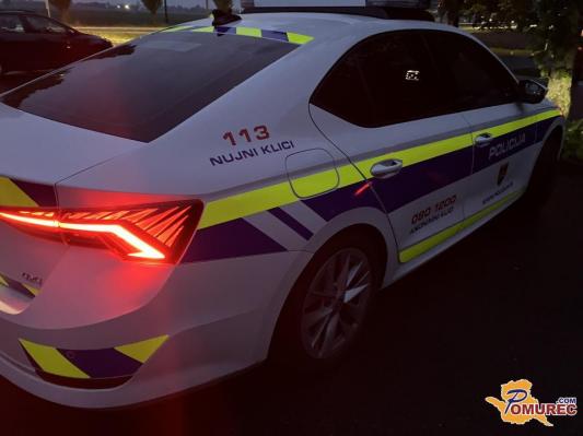 Kolesarka se je pri padcu lažje poškodovala