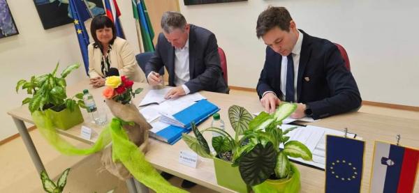 FOTO: Zgradili bodo zdravstveno postajo in 18 novih stanovanj