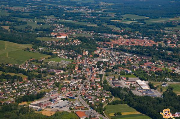Občina v središču mesta proda stanovanje z zemljiščem