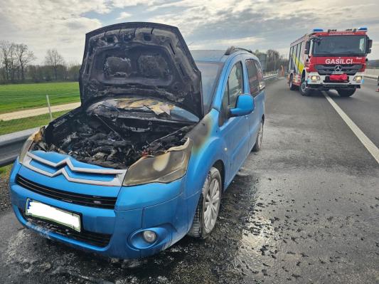 Na avtocesti zagorel avto, obravnavali še prometno nesrečo in tatvini