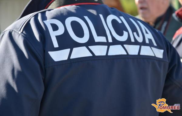 Z avtom trčil v kolesarja, nasilnežu izrekli prepoved približevanja, pridržali razgrajačico