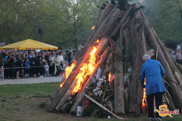 FOTO: V Moravskih Toplicah postavili mlaj, kresovanje združili s festivalom okusov 