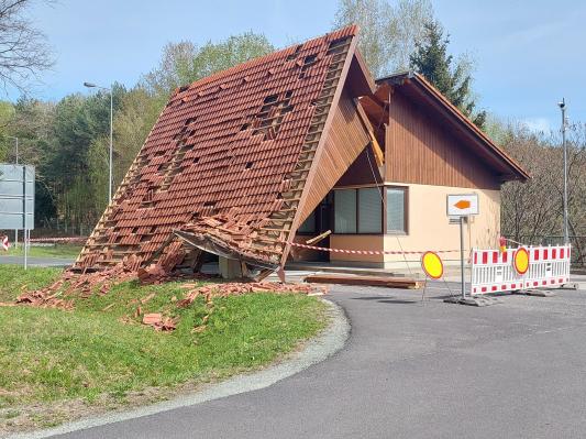 Zaradi porušene stavbe na mejnem prehodu zaprta cesta