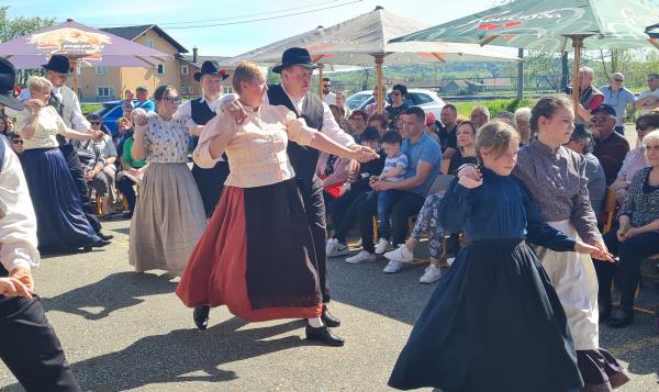 FOTO: V Hrastje - Moti so pozdravili pomlad