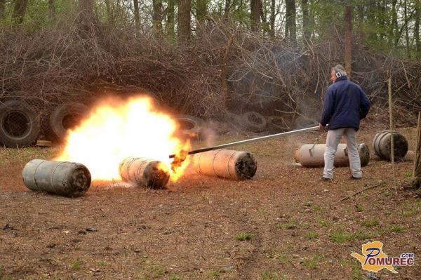 Podrobnosti nesreče, v kateri se je pri streljanju s karbidom poškodoval mladoletnik