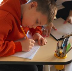 Učne težave v šoli – koraki pomoči in postopek usmerjanja