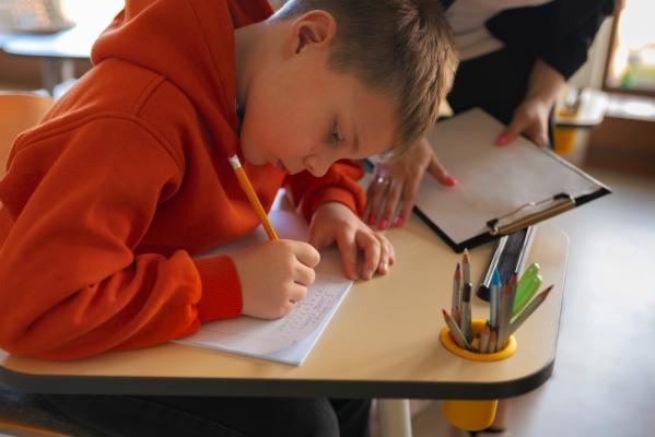 Učne težave v šoli – koraki pomoči in postopek usmerjanja