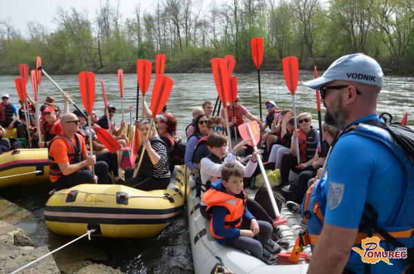 FOTO in VIDEO: Z velikonočnim spustom odprli sezono čolnarjenja po reki Muri