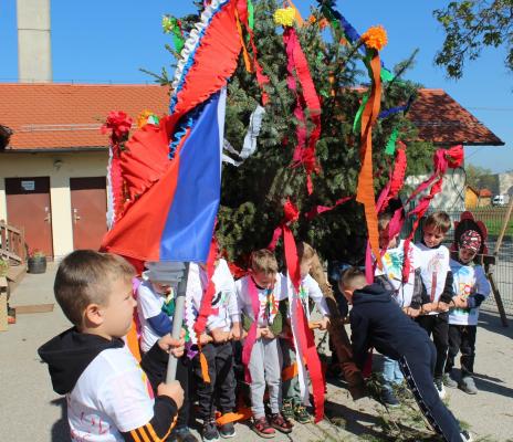 Pri vrtcu postavili vrtčevsko prvomajsko drevo