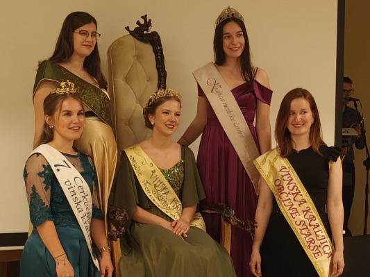 FOTO: Okronali novo vinsko kraljico in posadili potomko najstarejše vinske trte