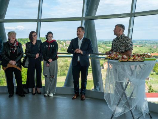 FOTO: V Lendavi otvorili razstavo »Stolp Vinarium na fotografijah«