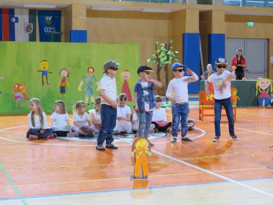 FOTO: Otroci peli in plesali na Mavričnem vrtiljaku