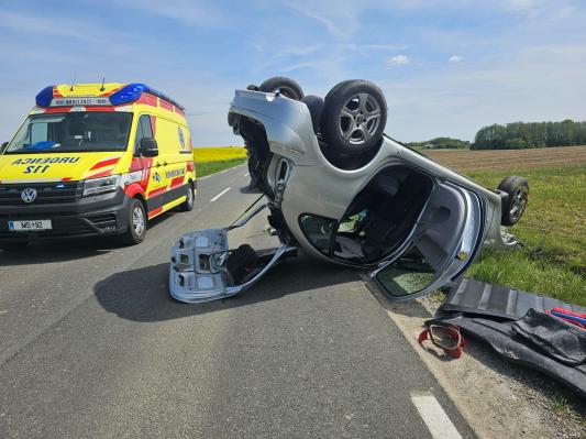 Vozilo s cestišča na streho, ena oseba poškodovana