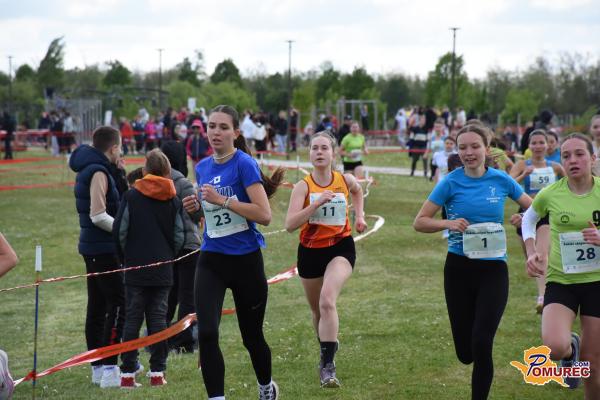 FOTO: Ob soboškem jezeru poteka šolski ekipni kros