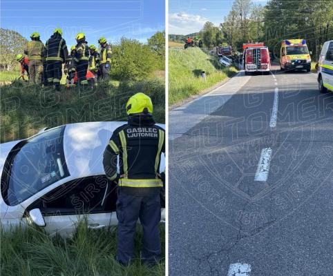 Vozilo s ceste v jarek, ena oseba poškodovana