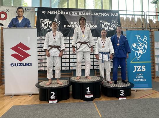 Matic Klemenčič s samimi zmagami do prvega mesta