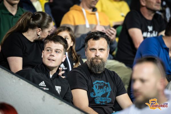 FOTO: Ste tudi vi spodbujali črno-bele na tribuni?