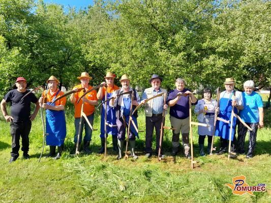 FOTO: V Beltincih je potekala mednarodna košnja trave