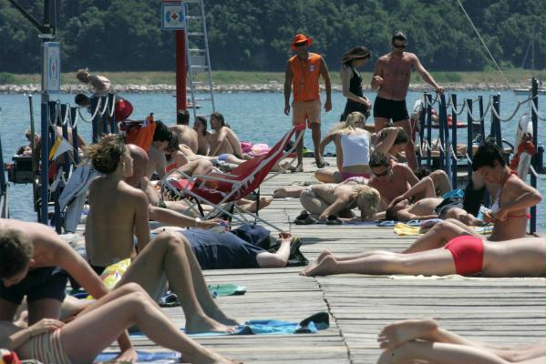 NIJZ ob dnevu sonca izpostavlja pomen zaščite pred prekomernim izpostavljanjem soncu