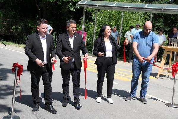 FOTO: V Dolgi vasi otvorili na novo urejeno cesto
