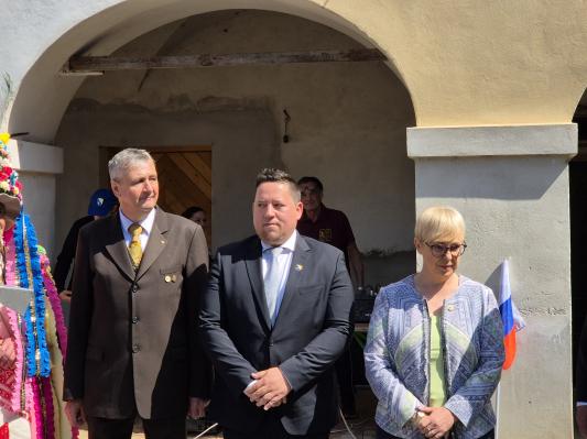 FOTO: Čebele v Beltince zvabile predsednico Natašo Pirc Musar