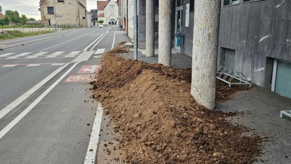 Protestno: Pred murskosoboškim sodiščem kup zemlje z gnojem