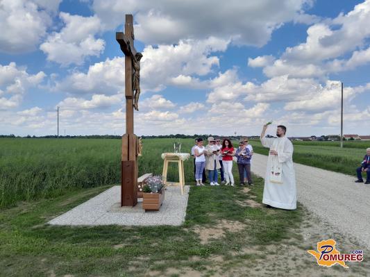 FOTO: Na lokalni cesti med Turniščem in Lipo spet stoji križ