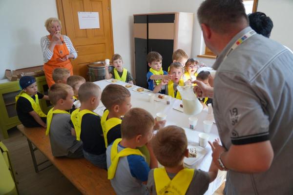 Na Polanščekovi domačiji pripravljali koruzno pecivo