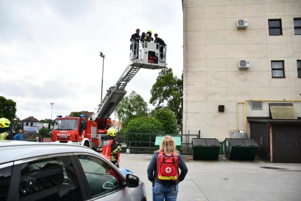FOTO: PGD Murska Sobota prikazali požarno evakuacijo