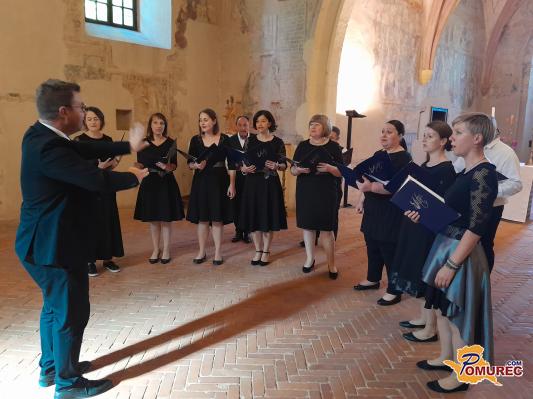 FOTO: Ubrano petje v stari cerkvi v Turnišču 