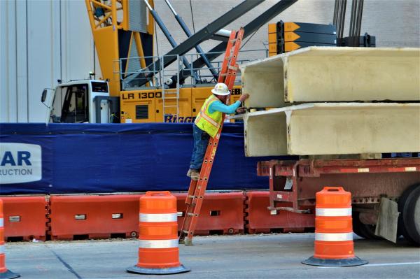 Zaposlovanje se upočasnjuje, izboljšati je treba produktivnost