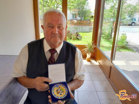 Gojitelj malih pasemskih živali Ivan Fekonja vzgaja bele golobe pismonoše