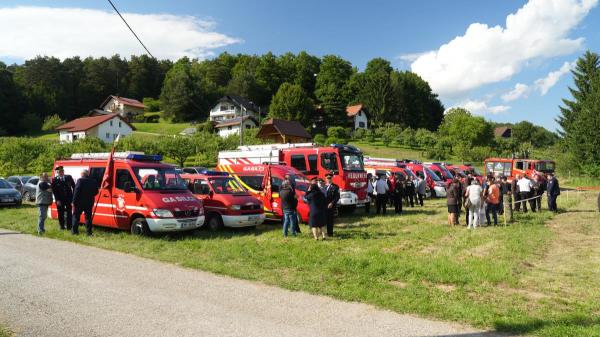 FOTO: Gasilci prevzeli novo gasilsko vozilo