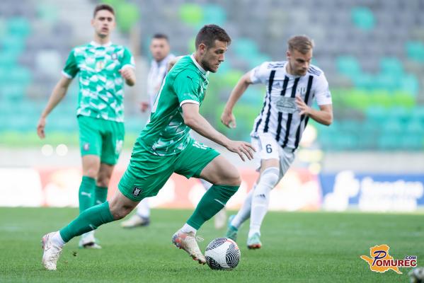 FOTO: Mura z igralcem manj do točke