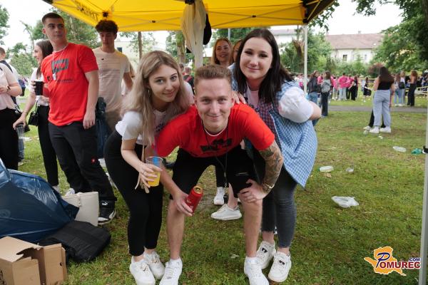 FOTO: Druženje maturantov v parku