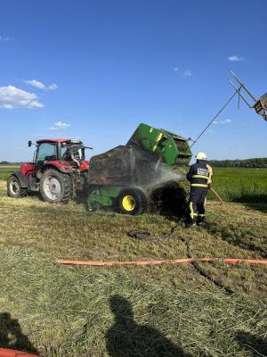FOTO: V Ižakovcih zagorela balirka 
