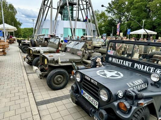 FOTO: Jeep klub veterani obiskali stolp Vinarium v Lendavi