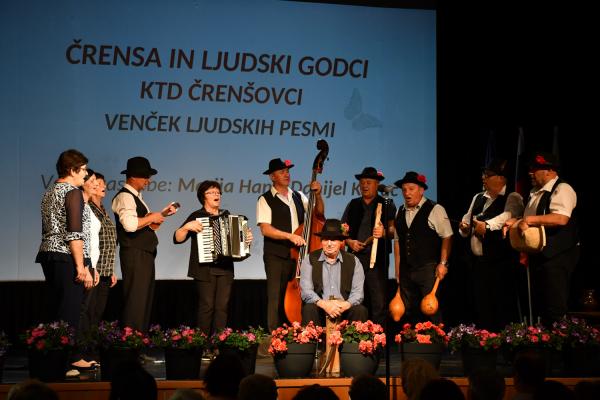 FOTO: V svet ljudskega izročila skozi pesem popeljali številni nastopajoči