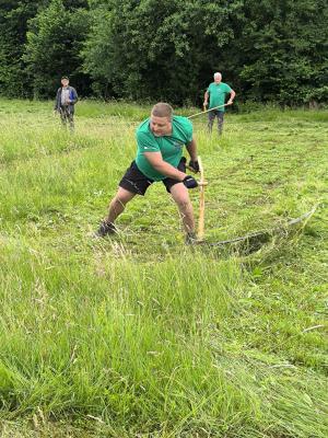 FOTO: Slabo vreme ni pregnalo tekmovalcev s tekmovanja v košnji z ročno koso