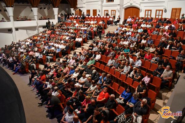 FOTO: Prireditev Zaigrajmo in zapojmo po domače privabila obiskovalce