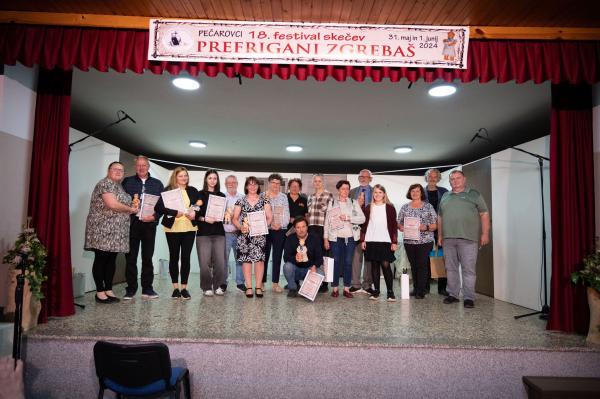 FOTO: Nastopi gledaliških skupin nasmejali gledalce