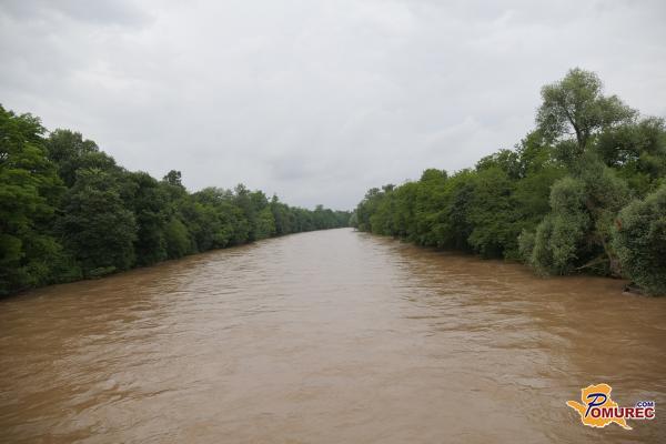 FOTO: Mura z visokim vodostajem, v torek se pričakuje hitro naraščanje rek