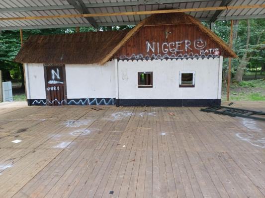 FOTO: Neznanci v Beltincih  z rasističnim napisom iznakazili občinski prireditveni prostor