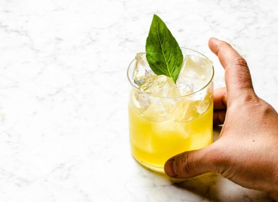 Pristojni opozarjajo na pasti mešanih alkoholnih pijač: Mladim odpirajo vrata v svet alkohola